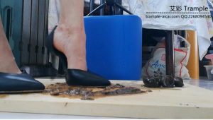 WHCS-YWNZ010 Crush paludina 踩死田螺！