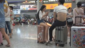 小美女在机场被偷拍玉足了都不知道