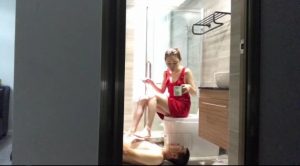 VIVI女主早上起来刷牙调教男奴