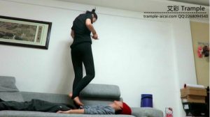 甜美媛媛女主棉袜+踩脚裤虐玩贱狗身体