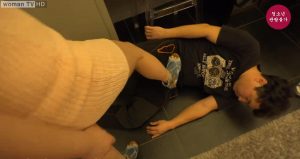 韩国小椅子的牛仔鞋踩踏踢挡