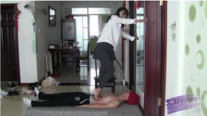 甜美系媛主裸足践踏毯子