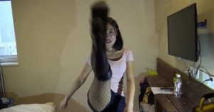 【女子防身术】美女练习防狼术，连续膝顶把陪练男顶倒了好几次，太狠了！