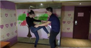 【女子防身术】短靴美女踢裆顶裆练习防狼术，当成真正色狼踢到倒地不起