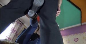 【女子防身术】短靴美女踢裆顶裆练习防狼术，当成真正色狼踢到倒地不起