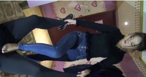 【女子防身术】短靴美女踢裆顶裆练习防狼术，当成真正色狼踢到倒地不起