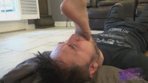 欧美：超级美女肉丝美足打耳光深喉