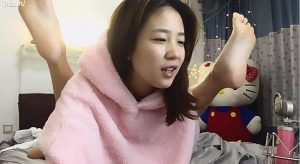 女主播脱鞋给你看美足，12分钟