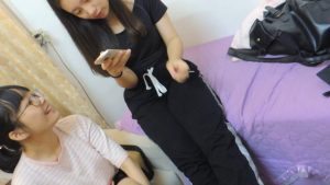 扒开嫩白学生妹的脚趾