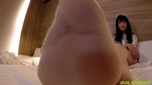 【重磅精品】约拍超美牛仔美女浴室玩弄玉足2