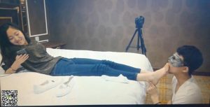 舔17岁幼师极品嫩足