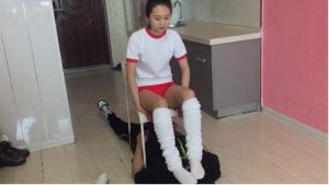 【碎蛋娇娃】婷婷堆堆袜脚虐