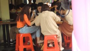 一遍吃着火锅一边欣赏她的脚