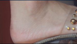 一遍吃着火锅一边欣赏她的脚