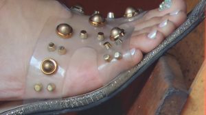 一遍吃着火锅一边欣赏她的脚