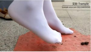 小姐姐白丝袜踩蚂蚁