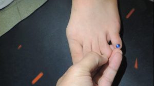 偲偲我现场脱掉她鞋袜