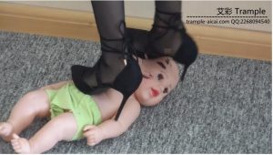 『小妮原创』性感高跟黑丝残忍践踏“你”玩具娃娃!(上)