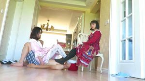 被00后双萝莉主踩踏骑坐舔足！