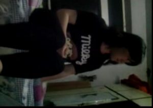 一边看电视一边的脚也不闲着