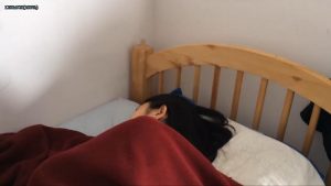 【网友作品】20岁表妹熟睡恋足哥哥偷偷在床上吻脚