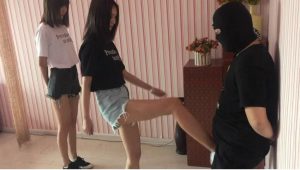 〖碎蛋娇娃〗美丽姐妹花巧妙利用智障男同学练习踢裆