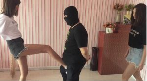 〖碎蛋娇娃〗美丽姐妹花巧妙利用智障男同学练习踢裆