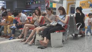 [子林4K视频]三个年轻女孩，光脚凉拖和高跟，各司其职展现美足的不同形态[0535]