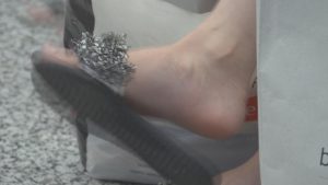 [子林4K视频]三个年轻女孩，光脚凉拖和高跟，各司其职展现美足的不同形态[0535]