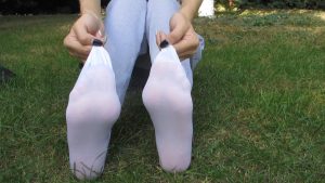 小岩女神草地白丝袜足秀