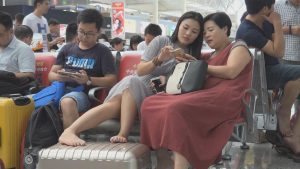 [子林4K视频]可爱的姑娘脚翘在行李箱上穿船袜[0150]