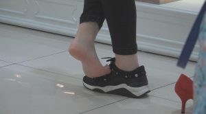 [子林4K视频]长发清纯女孩，脚好看，穿什么鞋都觉得性感[0550]