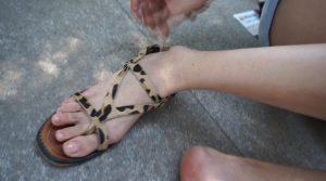 小岩mm公园秀裸足穿脱黑丝肉丝