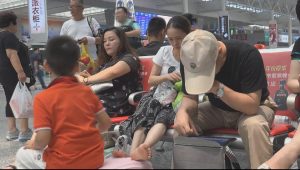 [子林4K视频]漂亮小媳妇的精致美足，搁在行李箱上翻来覆去供你尽情观赏[1245]