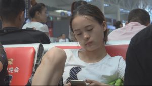 [子林4K视频]漂亮小媳妇的精致美足，搁在行李箱上翻来覆去供你尽情观赏[1245]