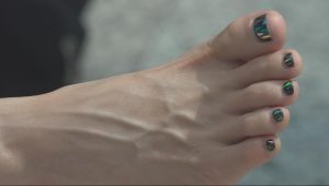 [子林4K视频]漂亮小媳妇的精致美足，搁在行李箱上翻来覆去供你尽情观赏[1245]