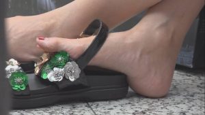 [子林4K视频]圣诞大餐之三：端庄淑女席地而坐，让人致命的足底诱惑[0710]