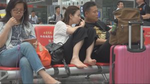 [子林4K视频]大眼美妇脱鞋上椅，口味略重还带现场抠脚[0310]