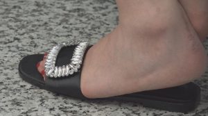 [子林4K视频]娇媚女人风情万种，一只艳足把凉拖玩的飞起[0435]