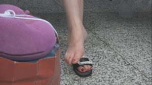 [子林4K视频]娇媚女人风情万种，一只艳足把凉拖玩的飞起[0435]