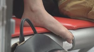 [子林4K视频]高冷女神竟然脱鞋双脚上椅，除了正面攻击别无他法[0230]