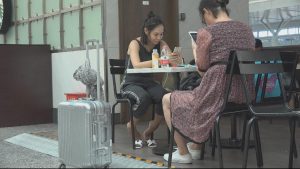 [子林4K视频]旅行前的小憩，少妇椅下的大白脚被前后看个精光[0430]