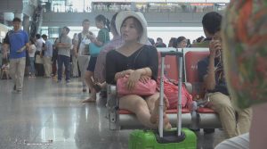 [子林4K视频]大眼美少妇候车时的足底诱惑，看看对不对你胃口[0715]