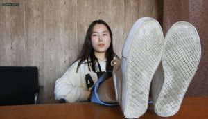 【4k丝袜裸足视频】编号：雨纯0797...桌子上展示丝袜裸足