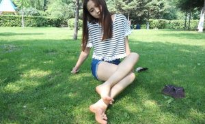 女神丽丽夏日超性感裸足与丝袜秀！