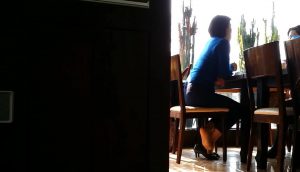 桌下玩鞋的丝足女人[0304]