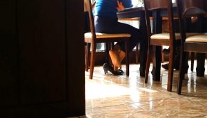 桌下玩鞋的丝足女人[0304]