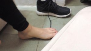 脱掉袜子还有袜毛粘在脚底