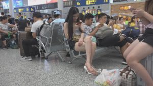 [子林4K视频]一双美足束缚在高跟鞋中百般不适，用尽各种姿势挣脱放飞[0900]