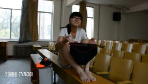 小姐姐举着自己的裤头秀玉足脚底